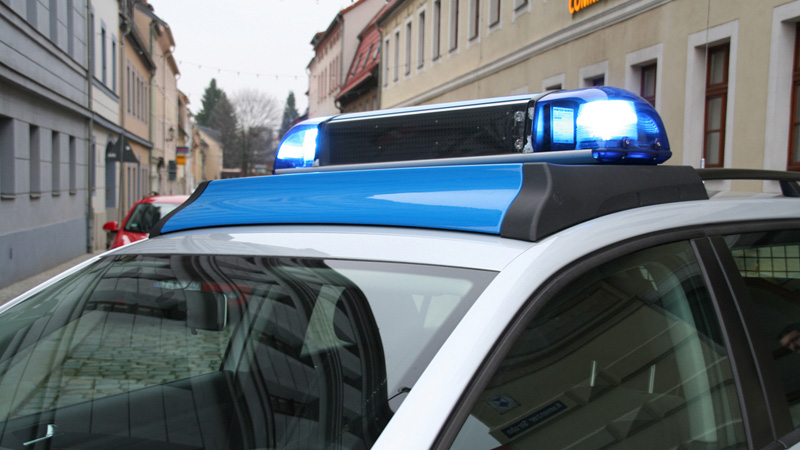 Polizist mit stinkender Jauche übergossen