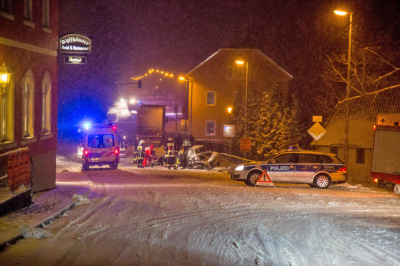 Autofahrer bei Unfall auf glatter Straße getötet