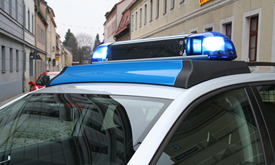 Polizist mit stinkender Jauche übergossen